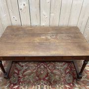 Bureau de style Louis XIII en noyer