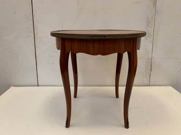 Guéridon rond de style Louis XV en placage de bois de rose XX siècle