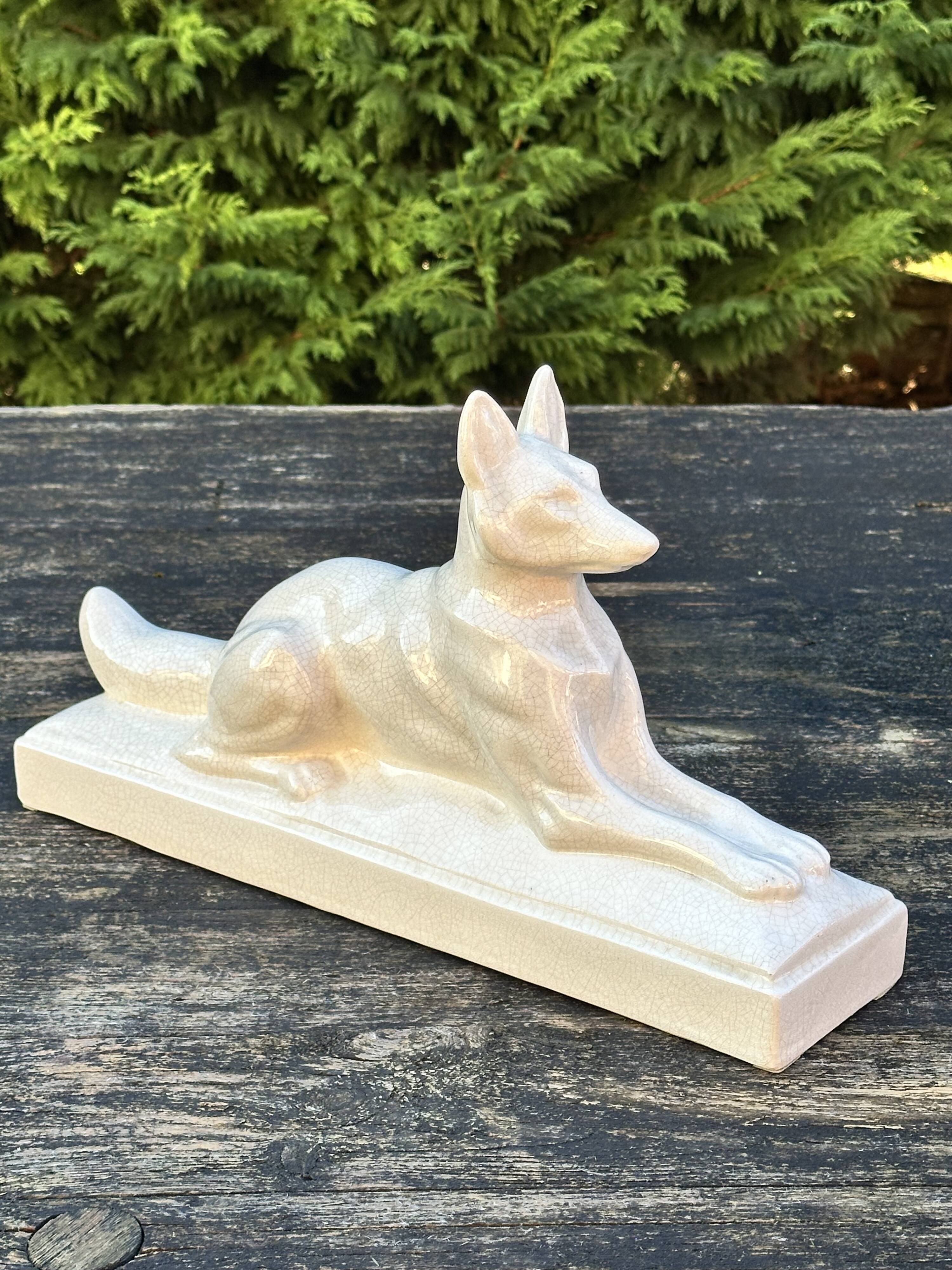 Chien art déco en faïence craquelée