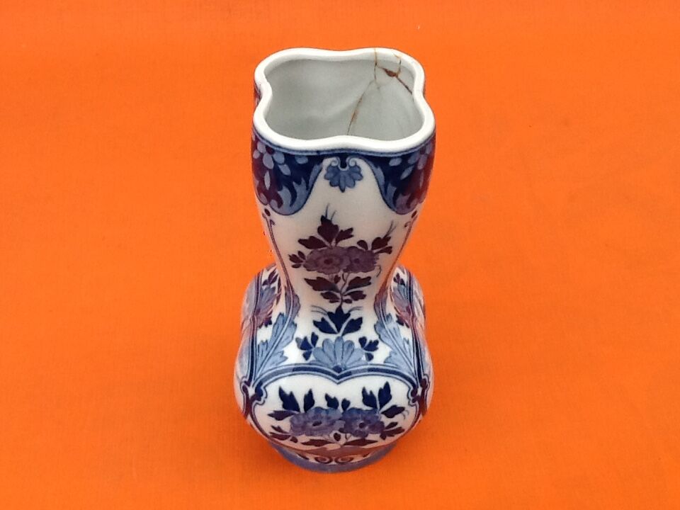 Delft d533 earthenware vase