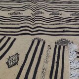 Tapis beige et noir traditionnel tissé à la main