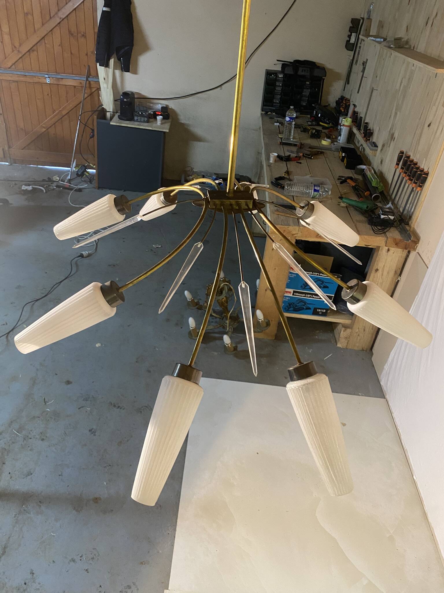 Vintage 8-light chandelier in brass and ribbed opaline glass