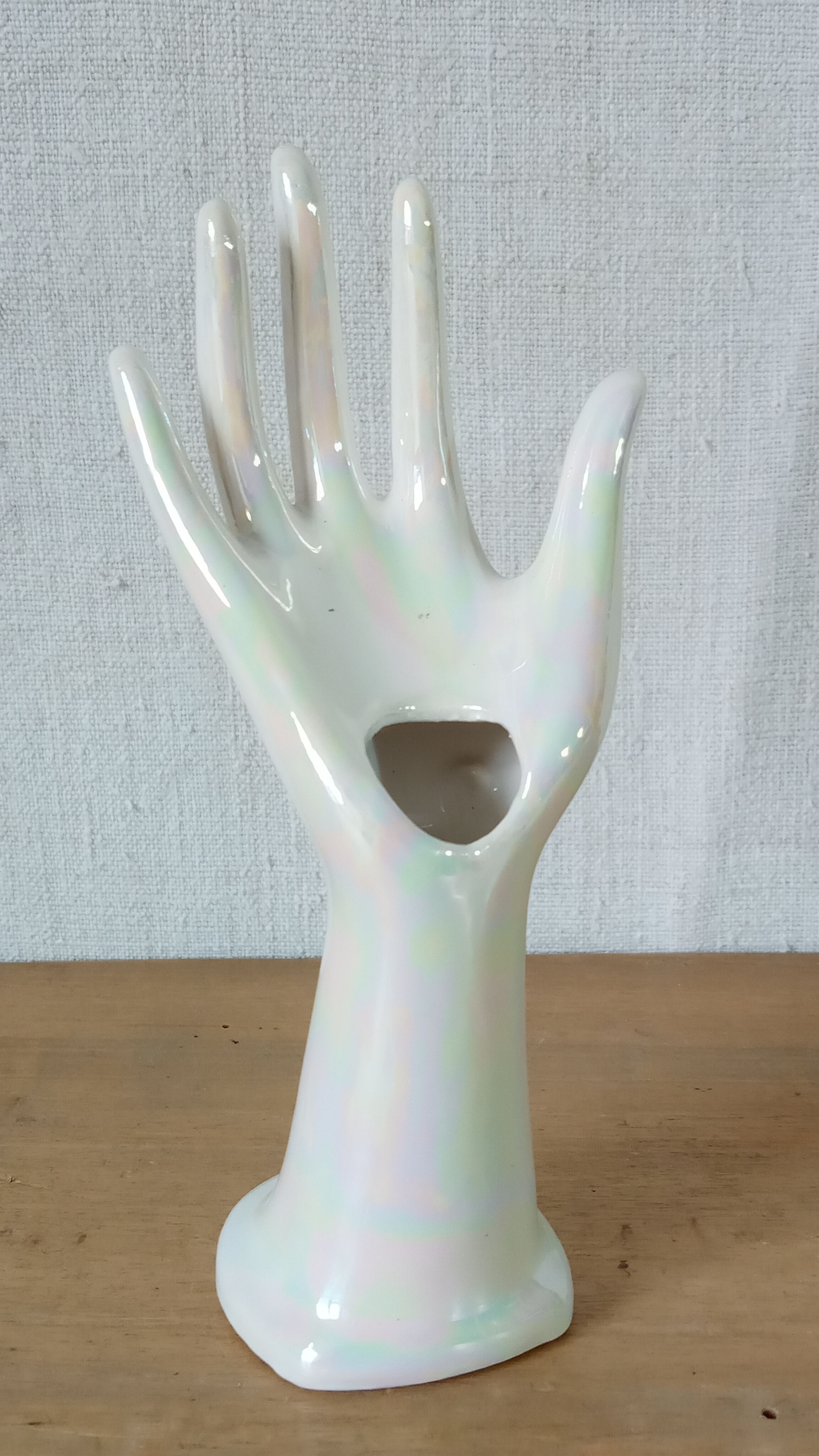 Hand baguier and porcelain soliflore