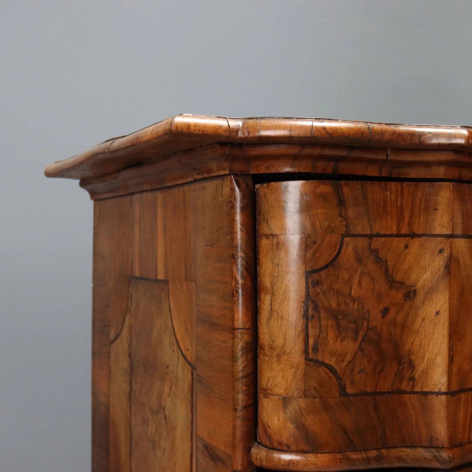 Canterano baroque en noyer et loupe de noyer