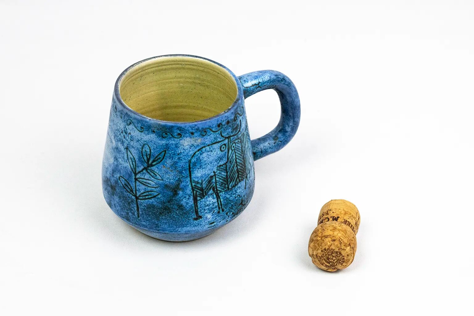 Mug Jacques Blin – Faïence émaillée bleue décor incisé animaux fantastiques