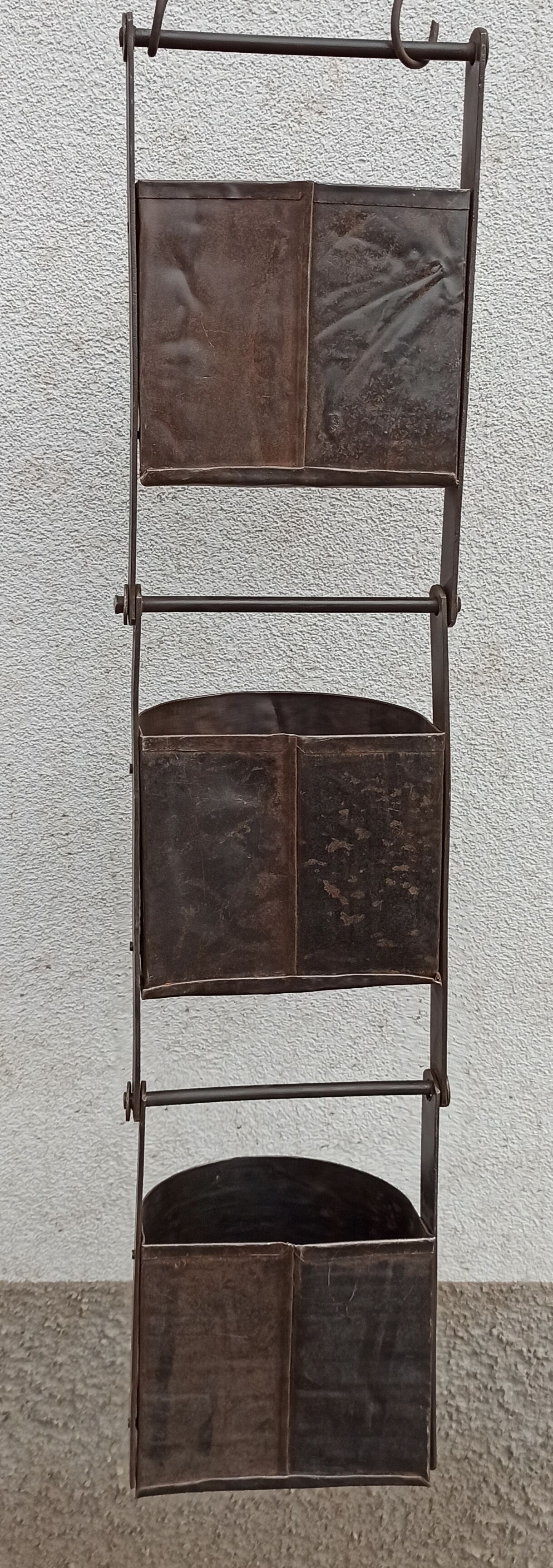 Suspension of three zinc buckets