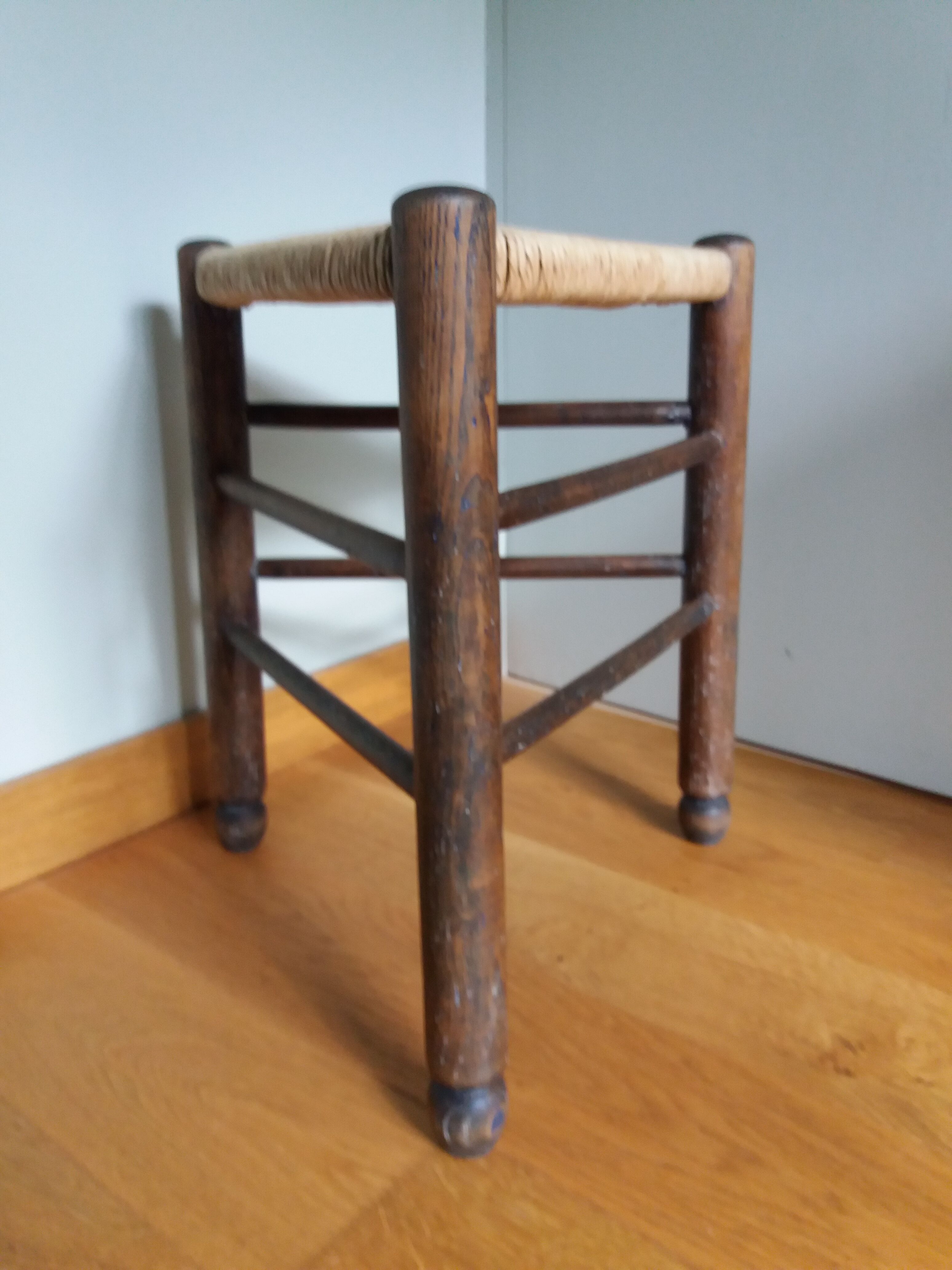 Mulched tripod stool