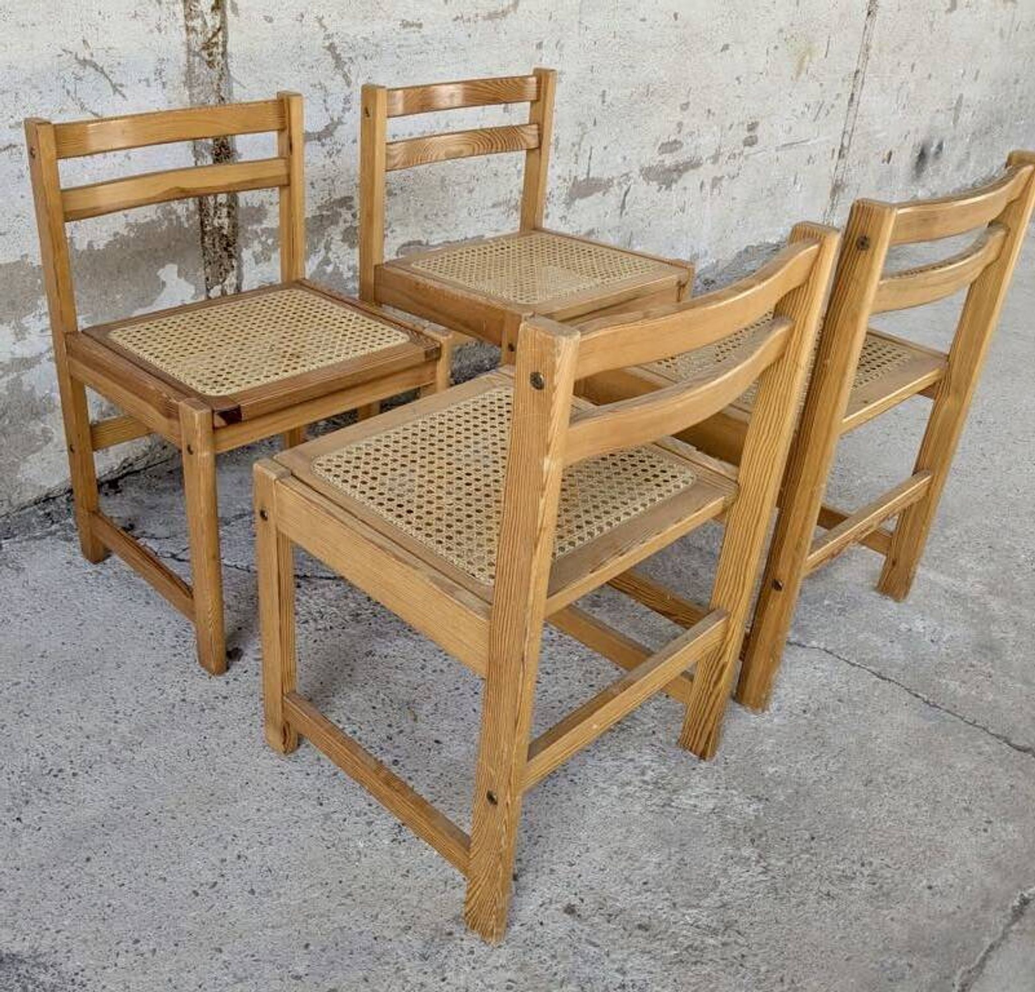 Série de 4 chaises vintage en pin assise cannage
