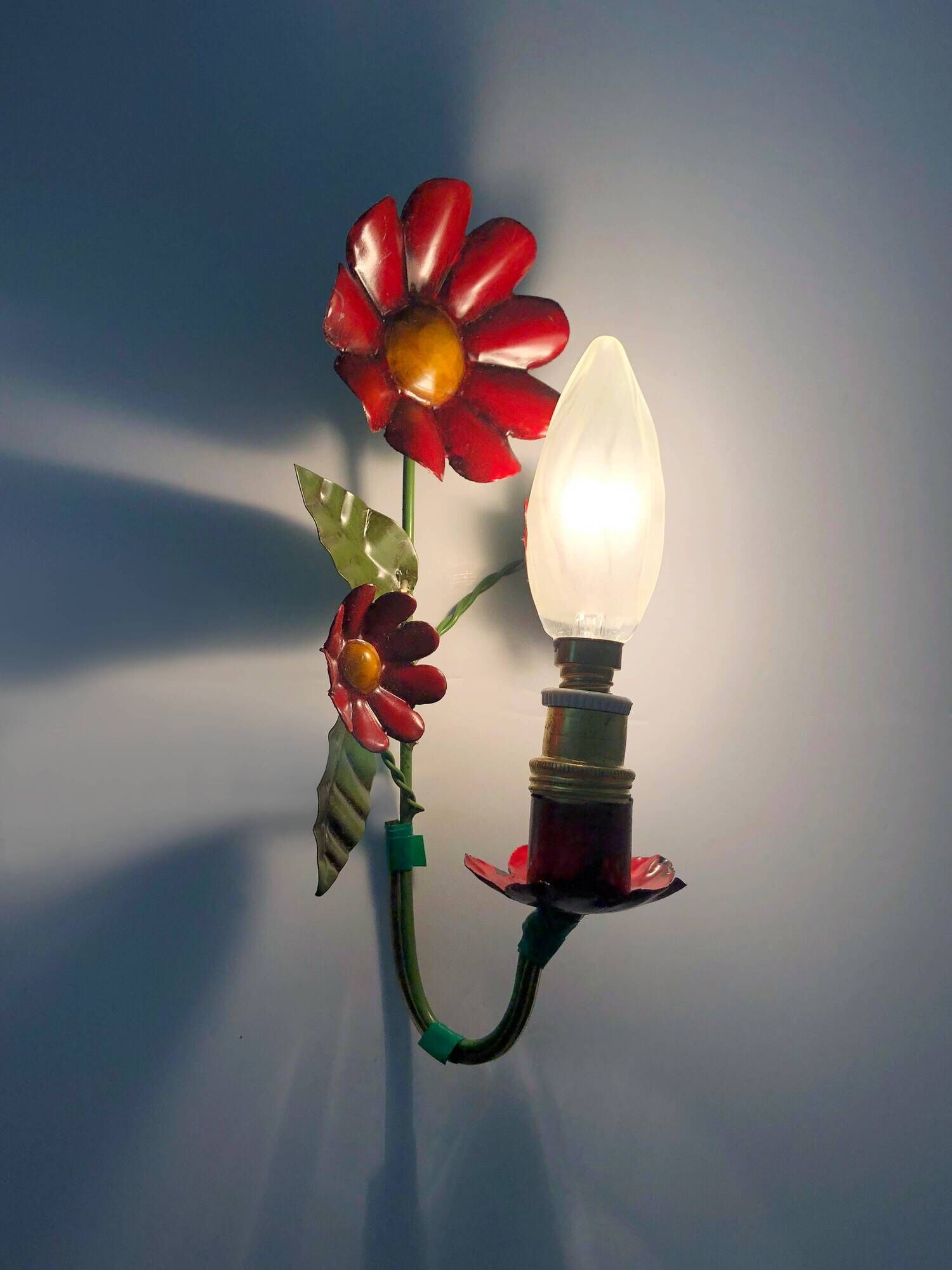 Pair of vintage Italian wall lamps in painted sheet metal. Decoration flowers. Year 50 60