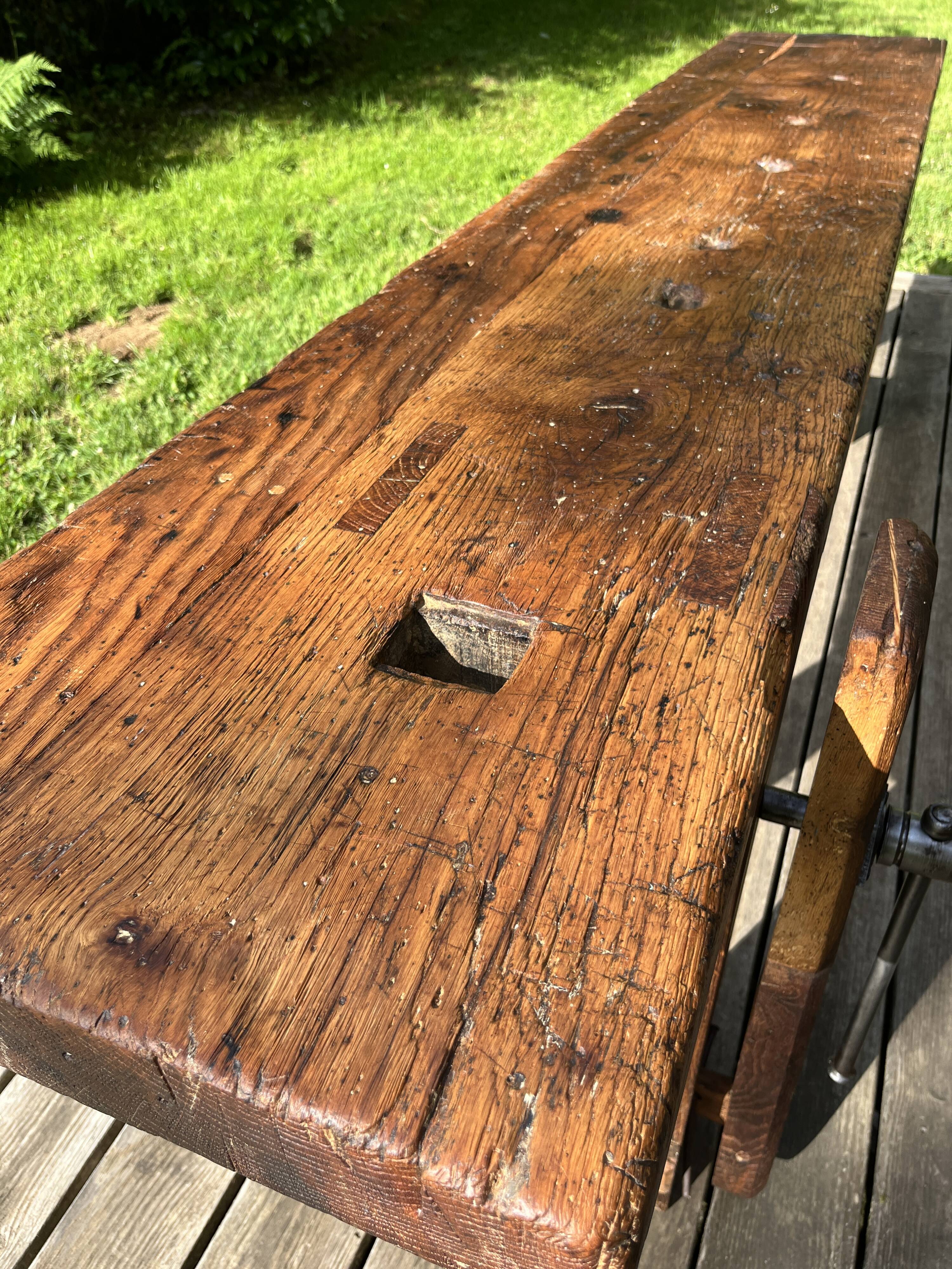Restored antique carpenter's workbench in solid oak - 245 cm