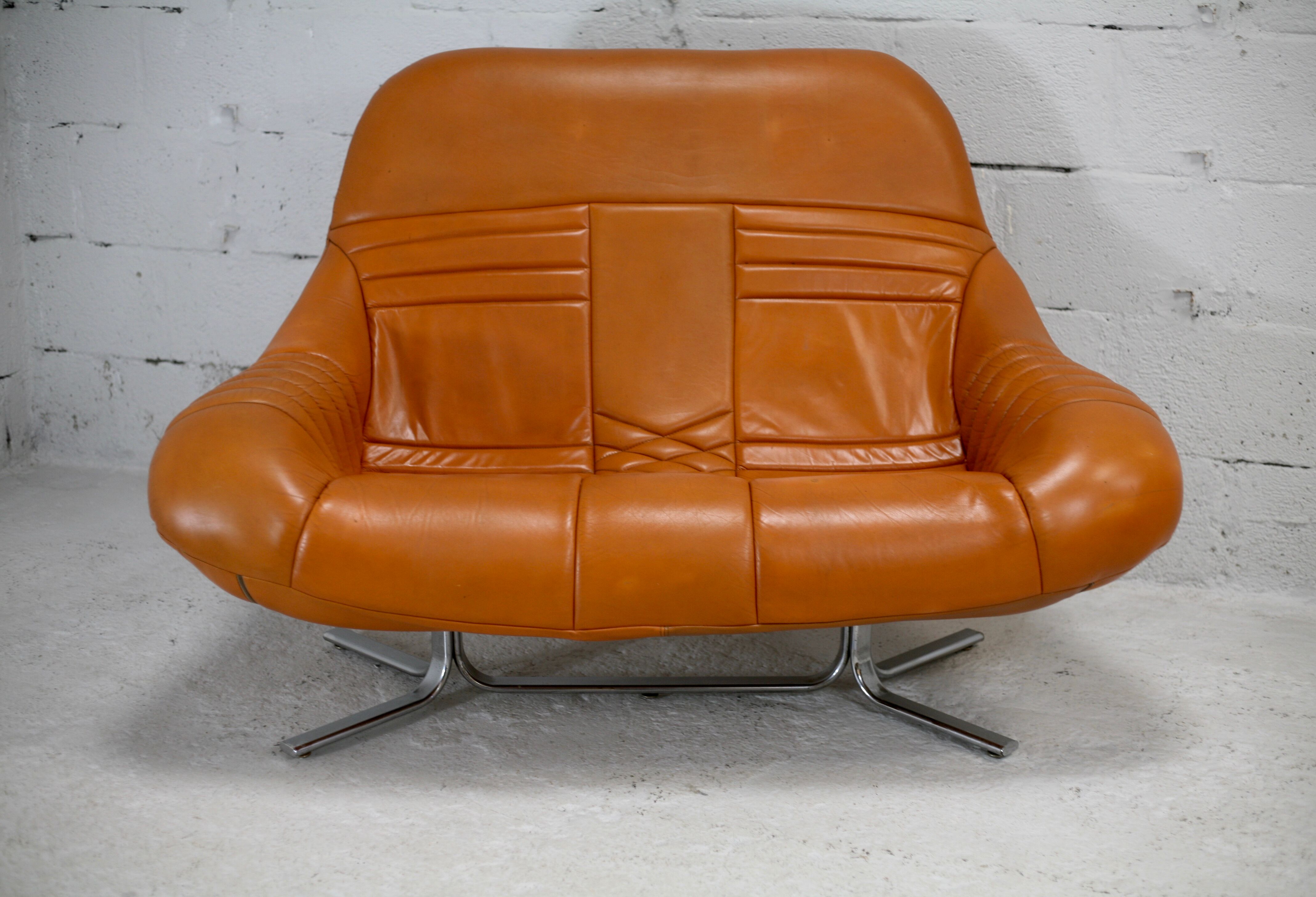 Sofa "space age". Leather, fiberglass, foam, steel. Circa 1970. Orange.