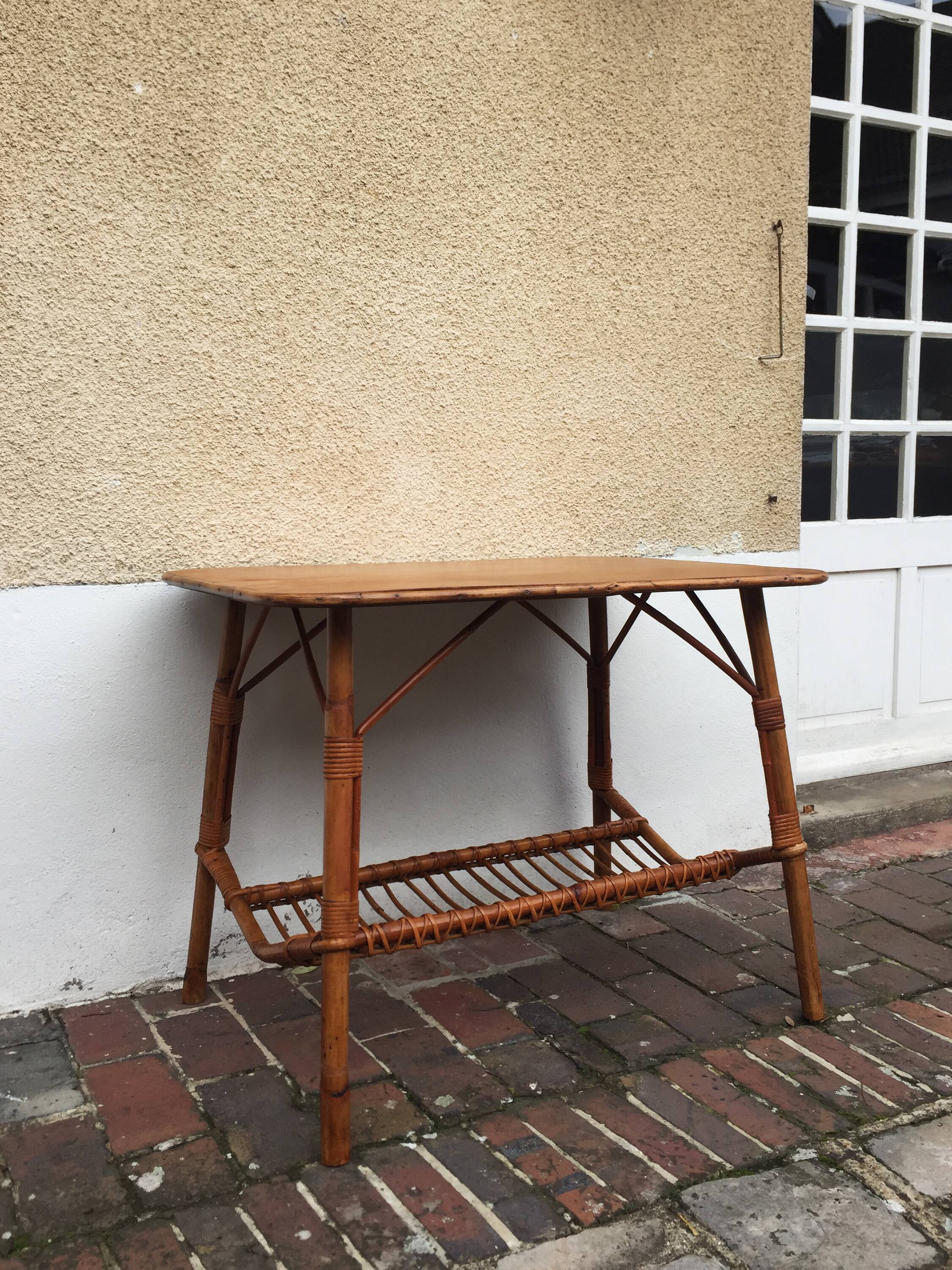 Table d'appoint en rotin et plateau en bois