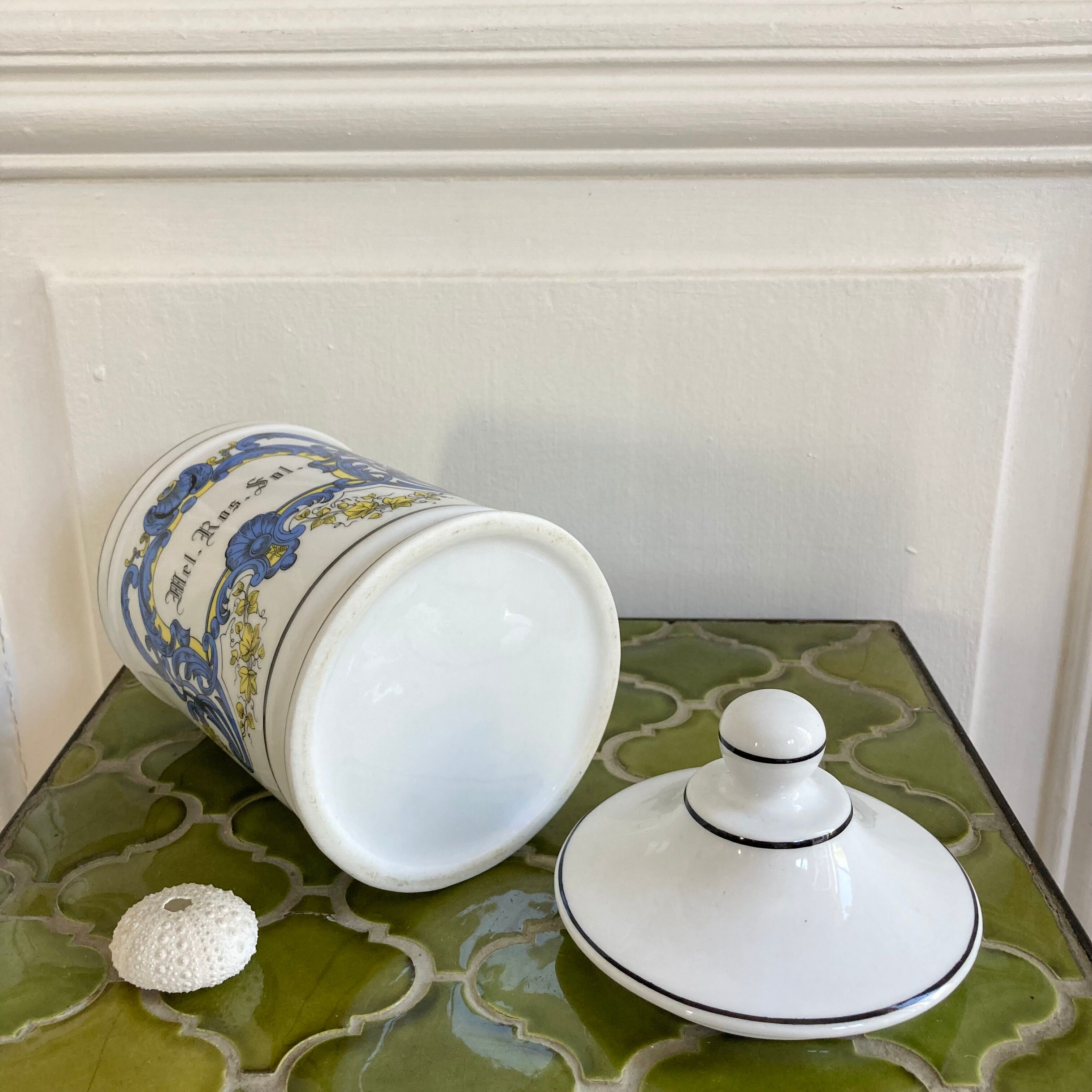 Apothecary pot to porcelain pharmacy
