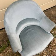Fauteuil crapaud en velours gris bleu
