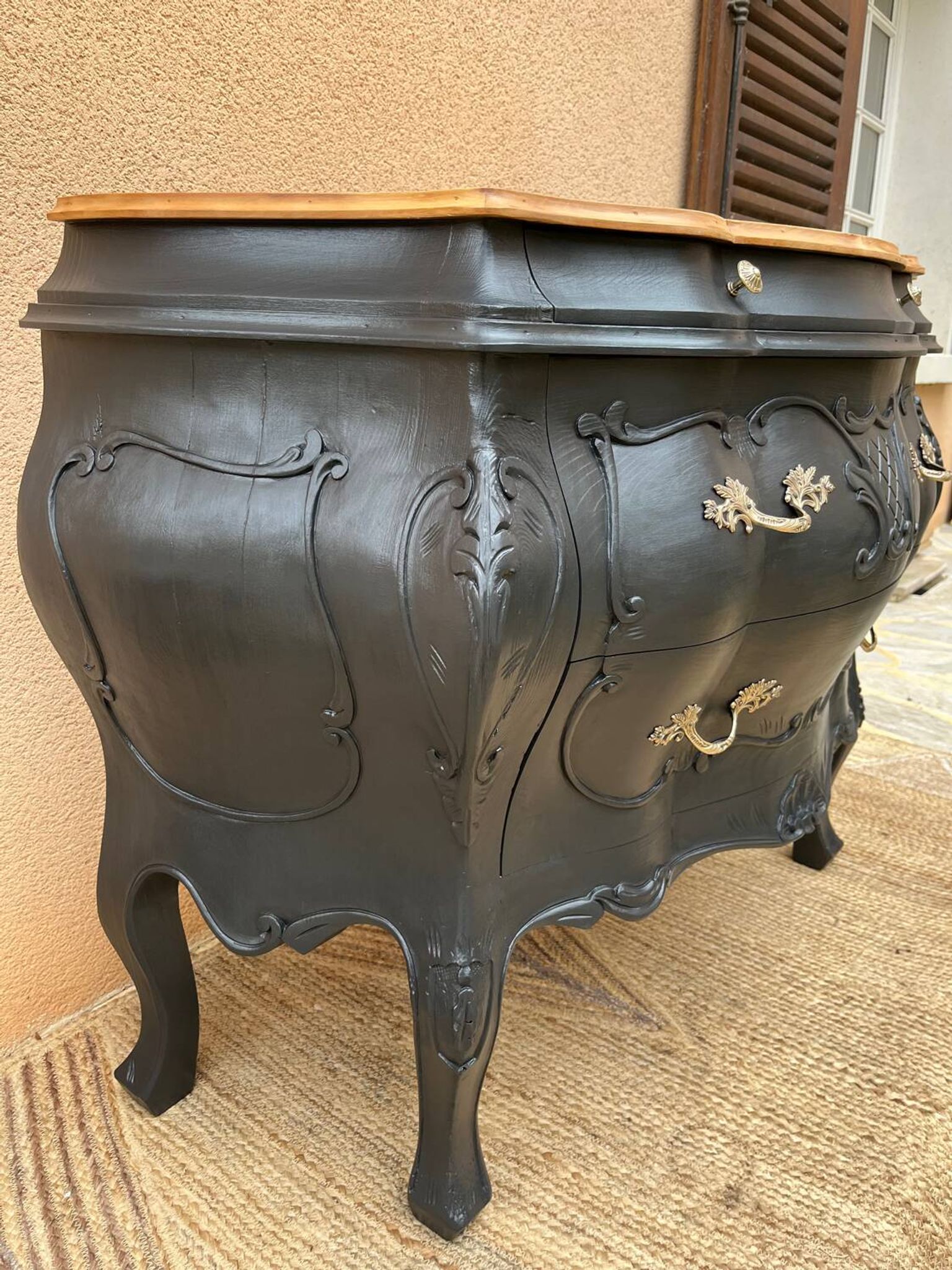 Commode galbée peinte en noir et bois