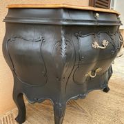 Commode galbée peinte en noir et bois