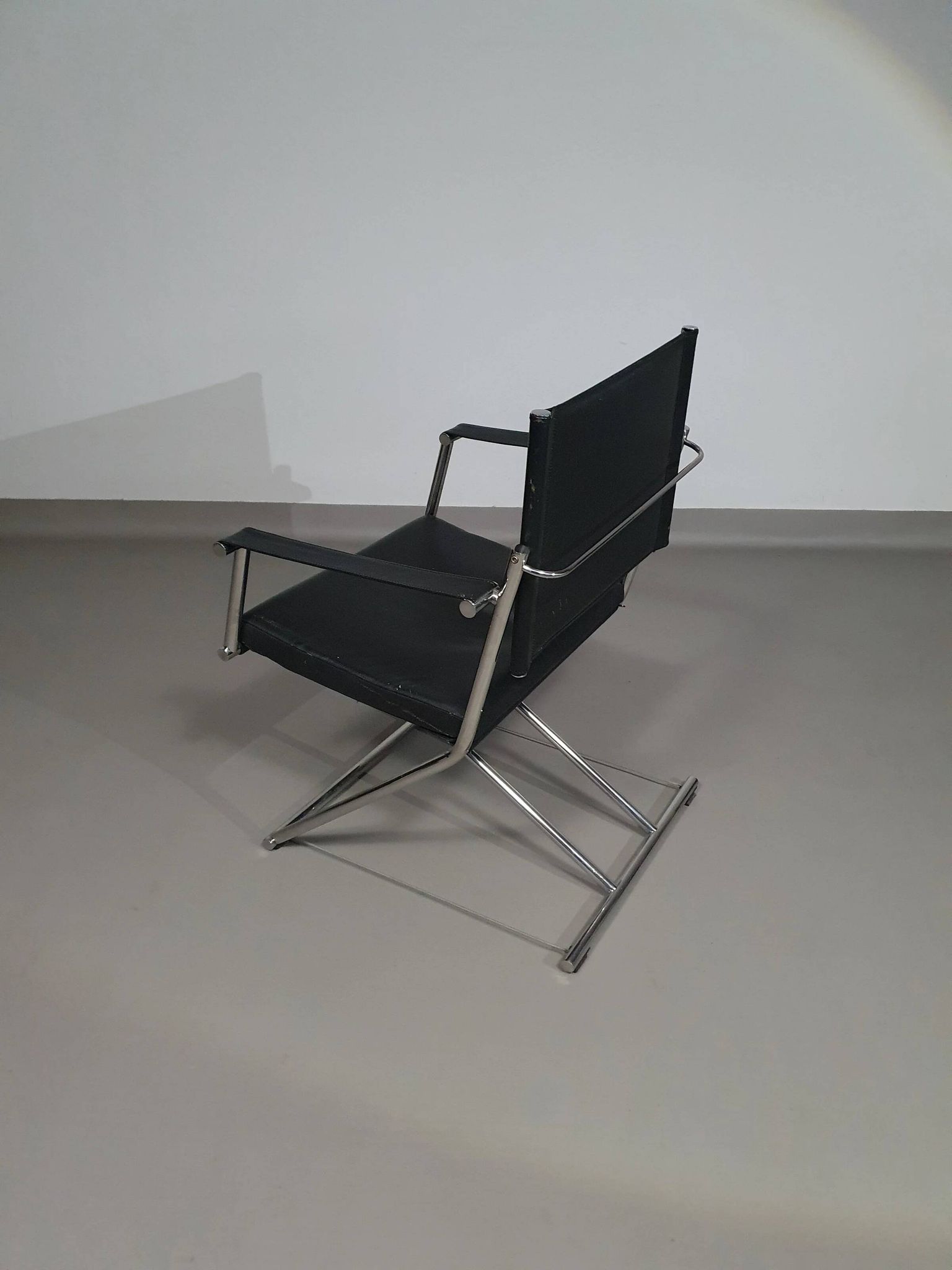 2 chaises pliantes en cuir chromé
