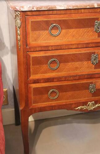 Commode sauteuse ne bois de placage