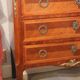 Commode sauteuse ne bois de placage