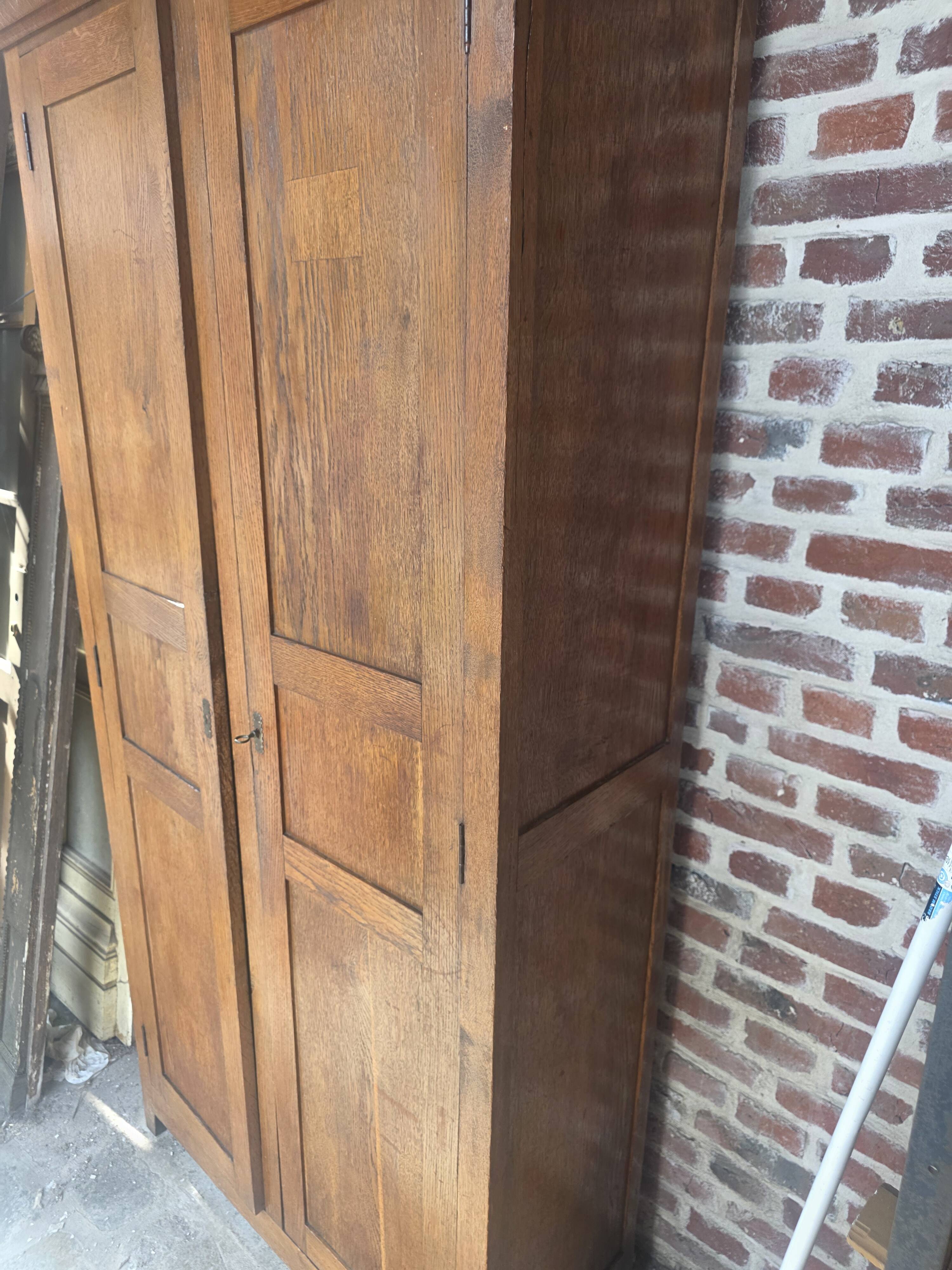 Armoire parisienne ancienne en chêne