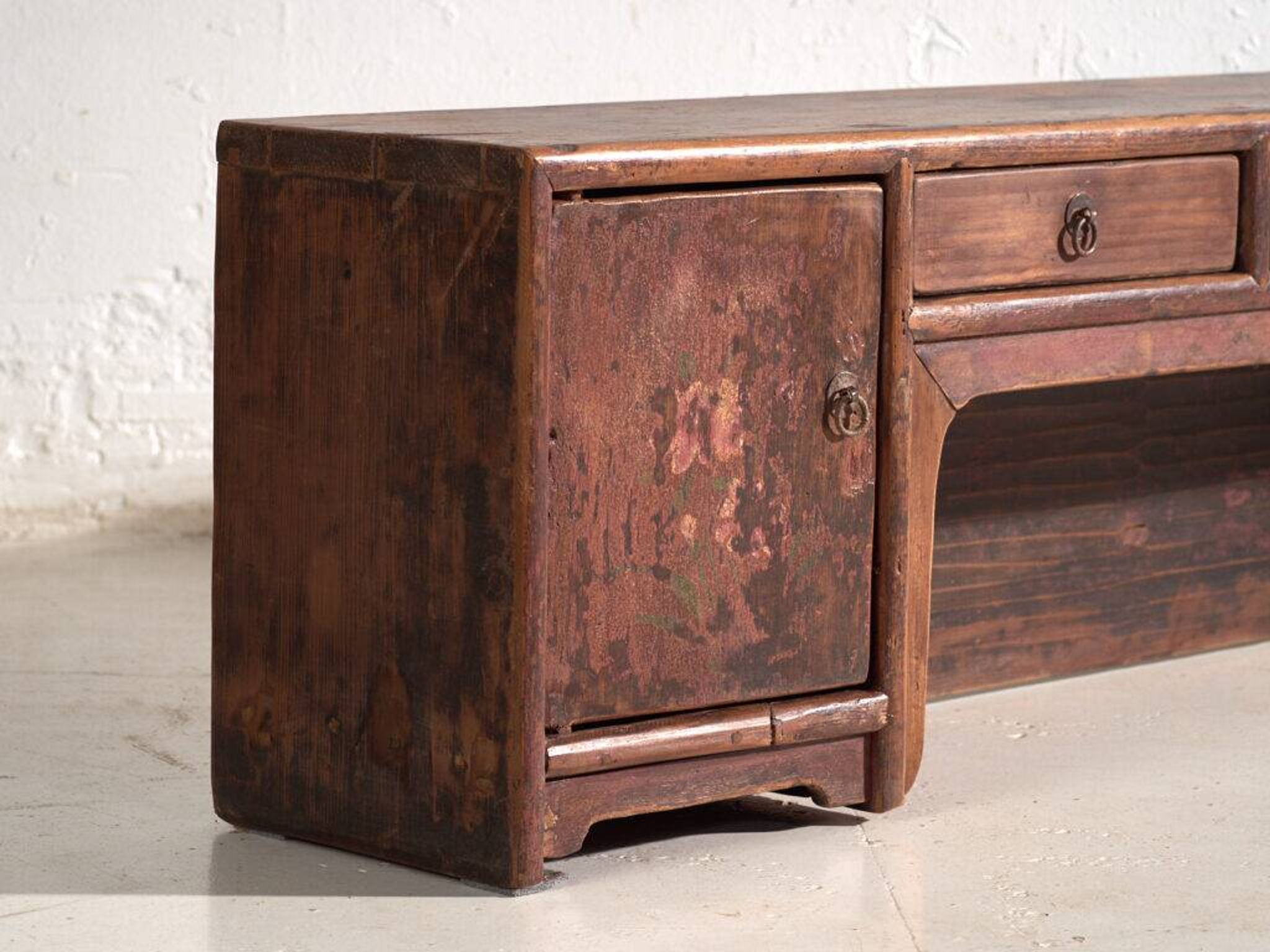 Meuble bas ancien peint en bois de pin – Chine, vers 1900