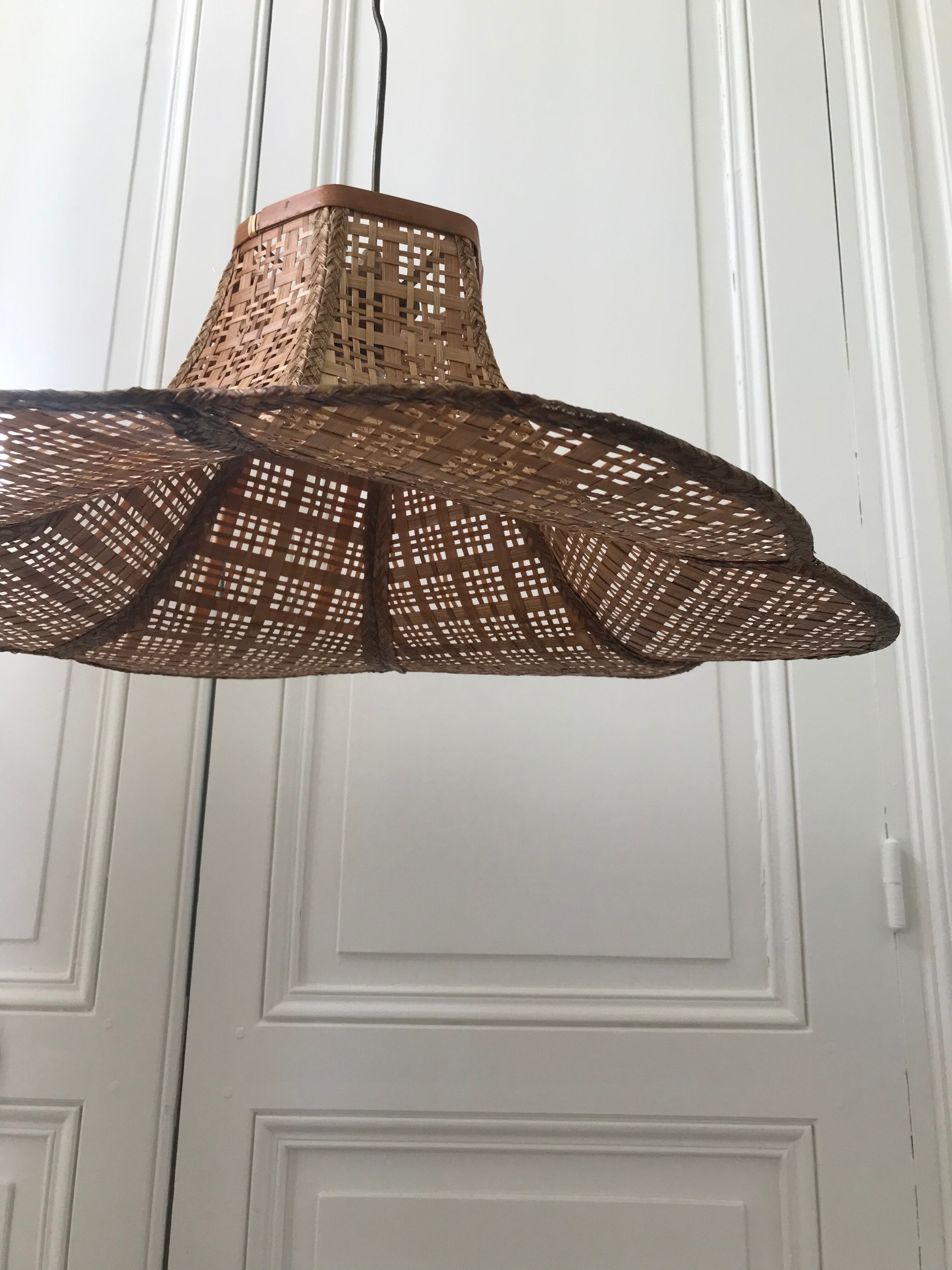 Vintage suspension in cannage