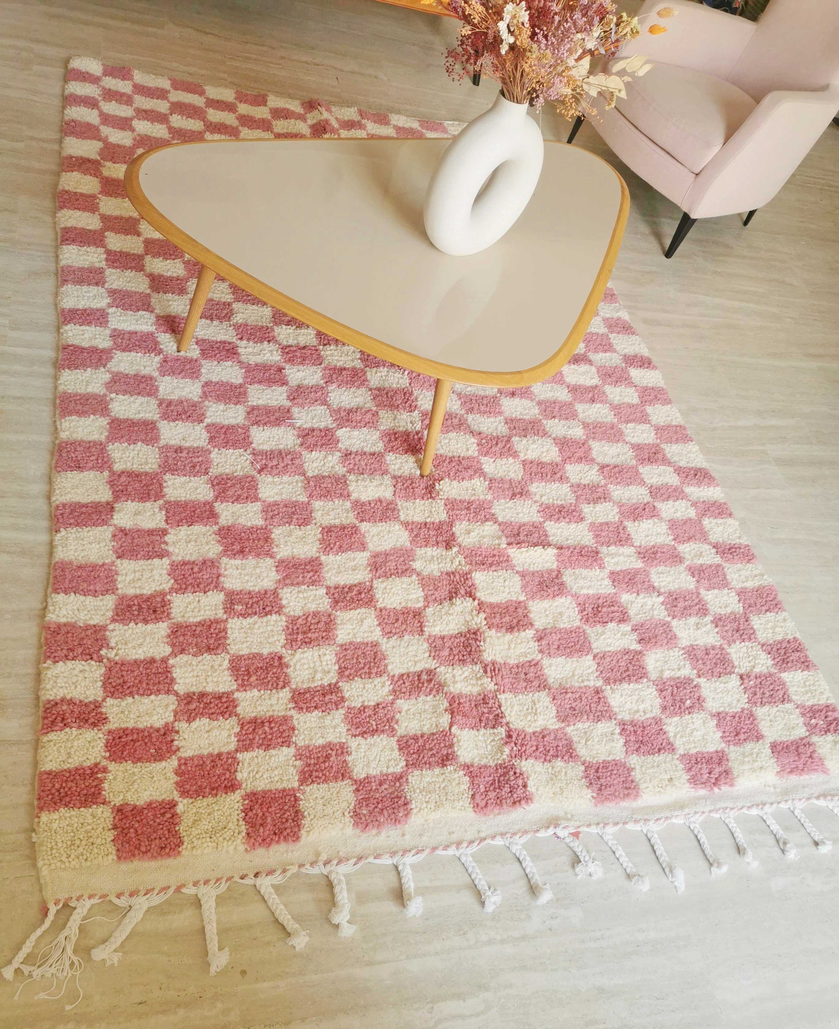 Pink and white Beni Ouarain checkered Berber rug in wool
