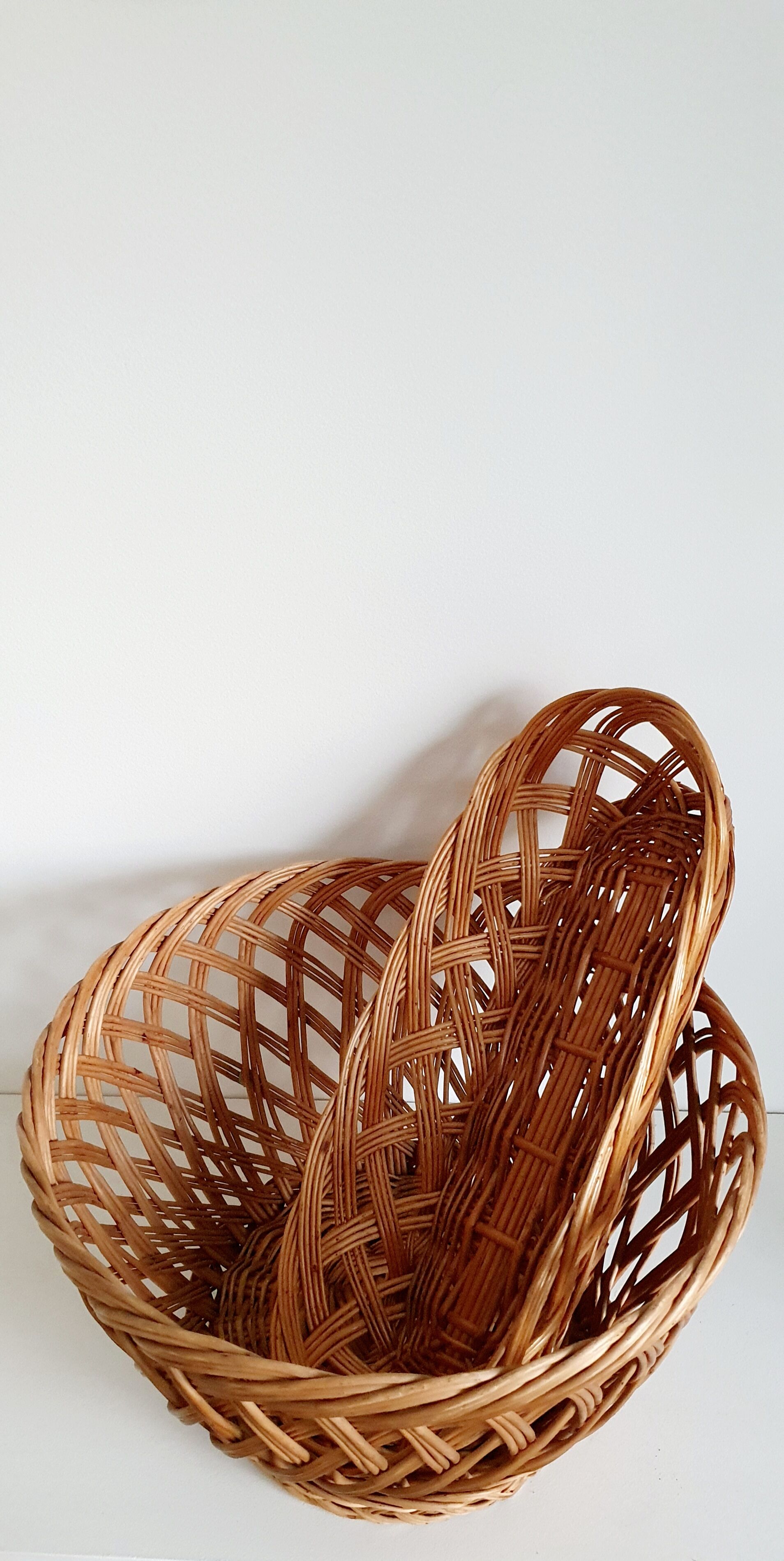 Bread basket and basket