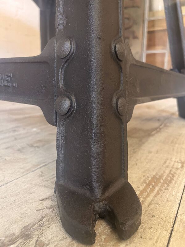 Table industrielle ronde en forme d'oeuf