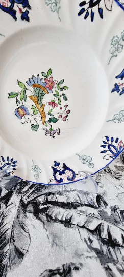 Ancienne assiette en céramique du XVIIIe siècle de Rouen France avec corne d'abondance
