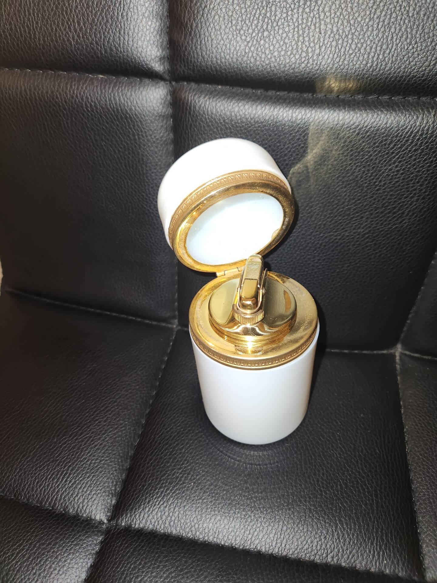 Collectible lighter in white opaline