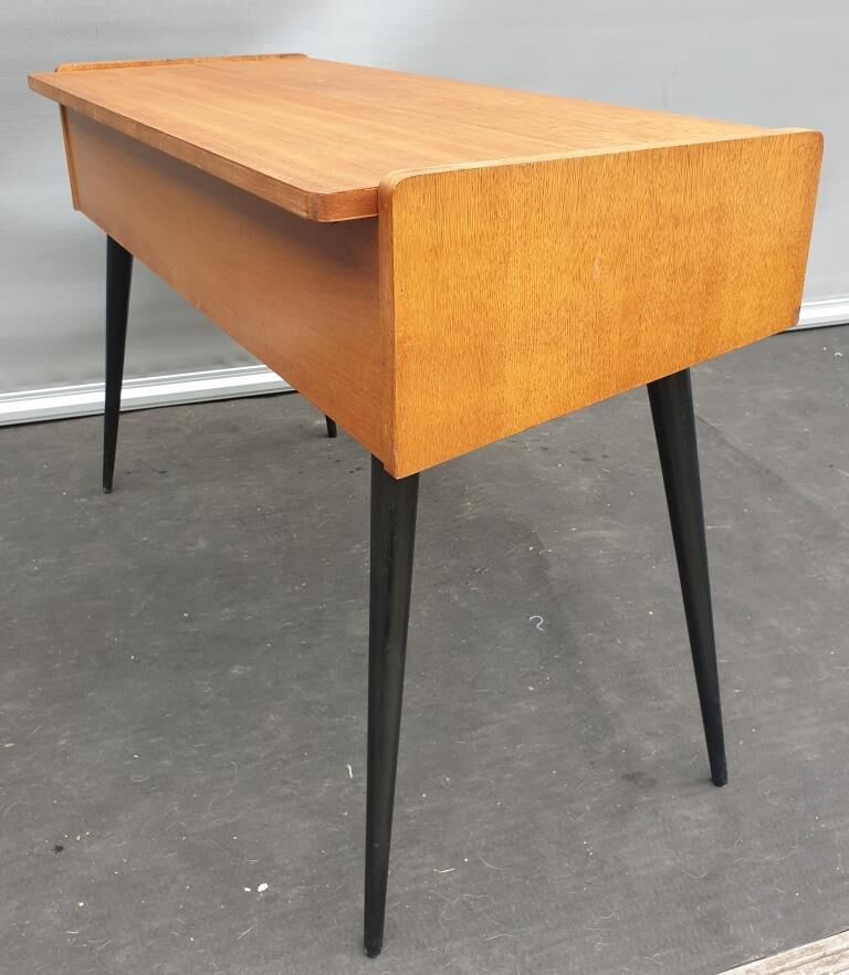 Console serves Singer Scandinavian design 1960