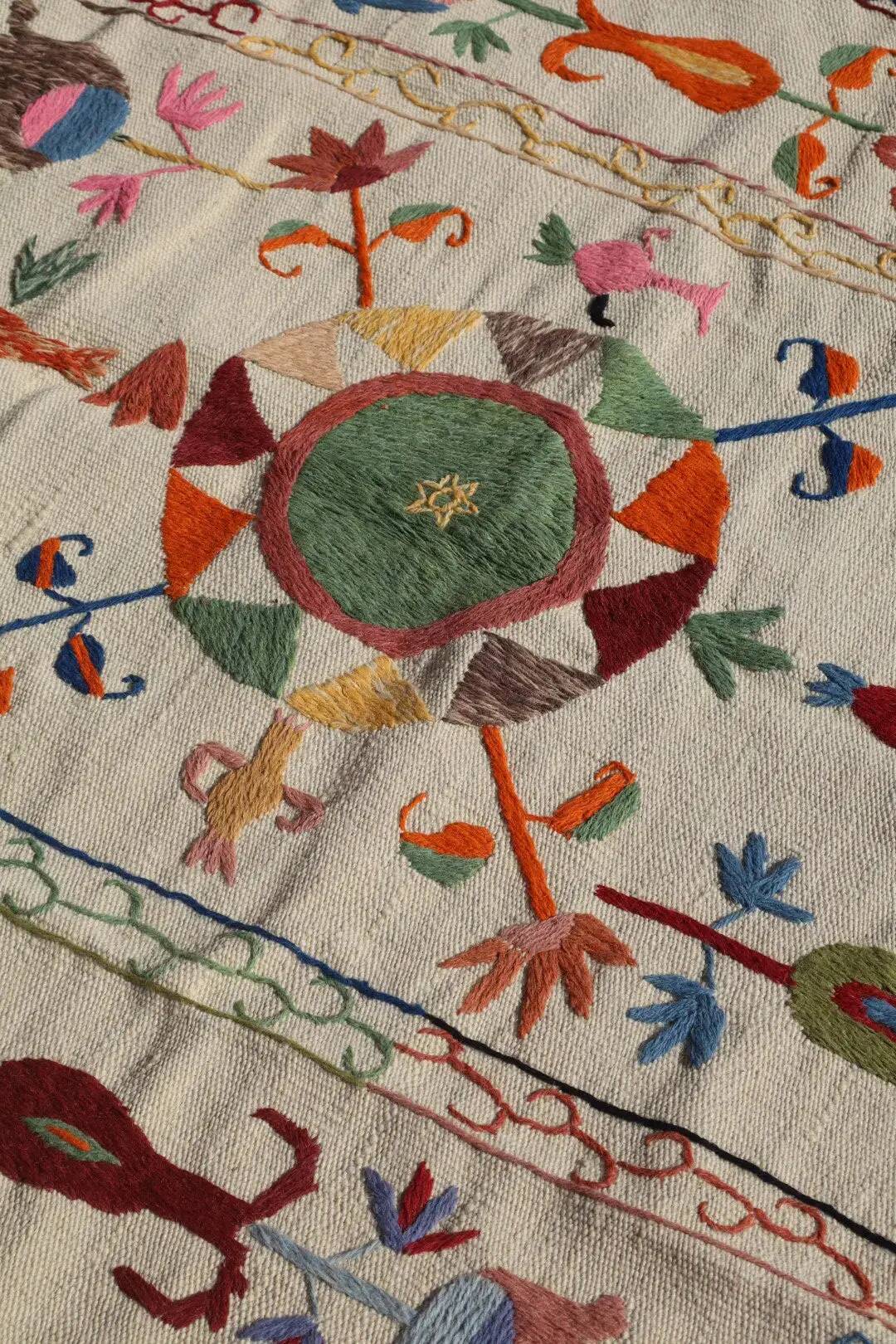 Multicoloured white kilim suzani rug – 180 x 120 cm
