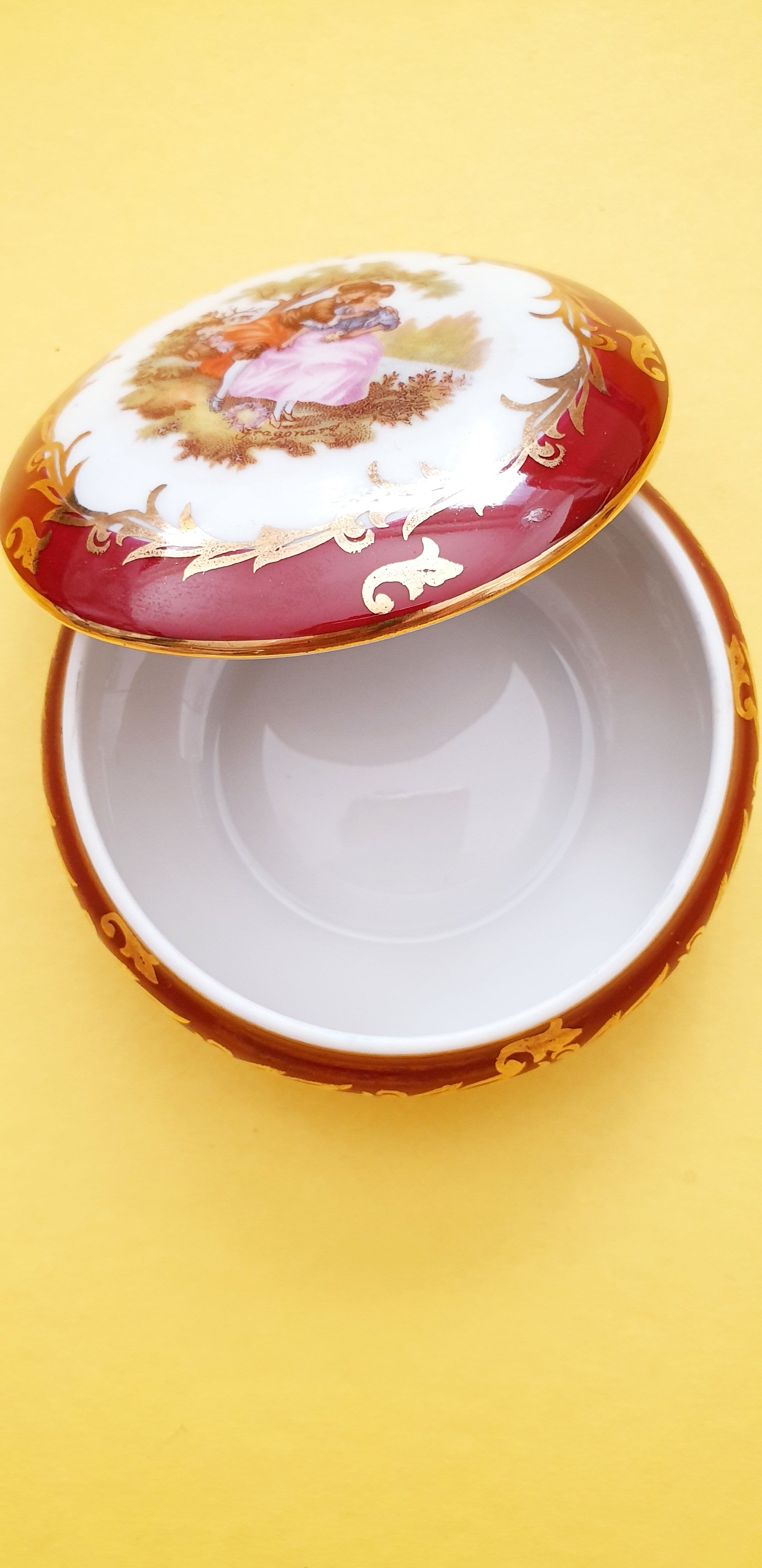 Rdv galant: small vintage Fragonard porcelain box