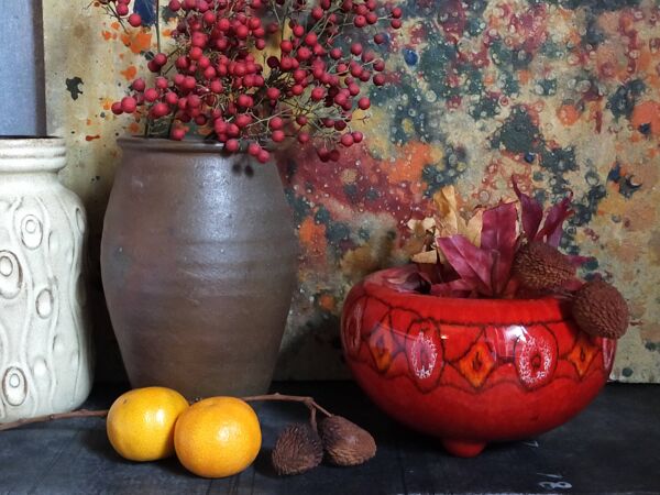 Vase tripode céramique à l'émail rouge vif vintage