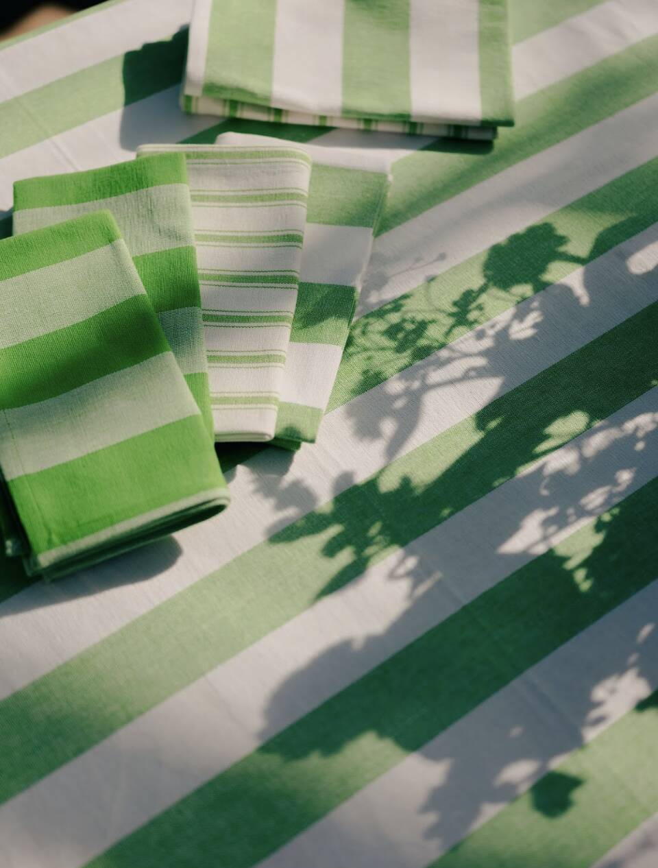Green striped tablecloth: 240cm x 170cm