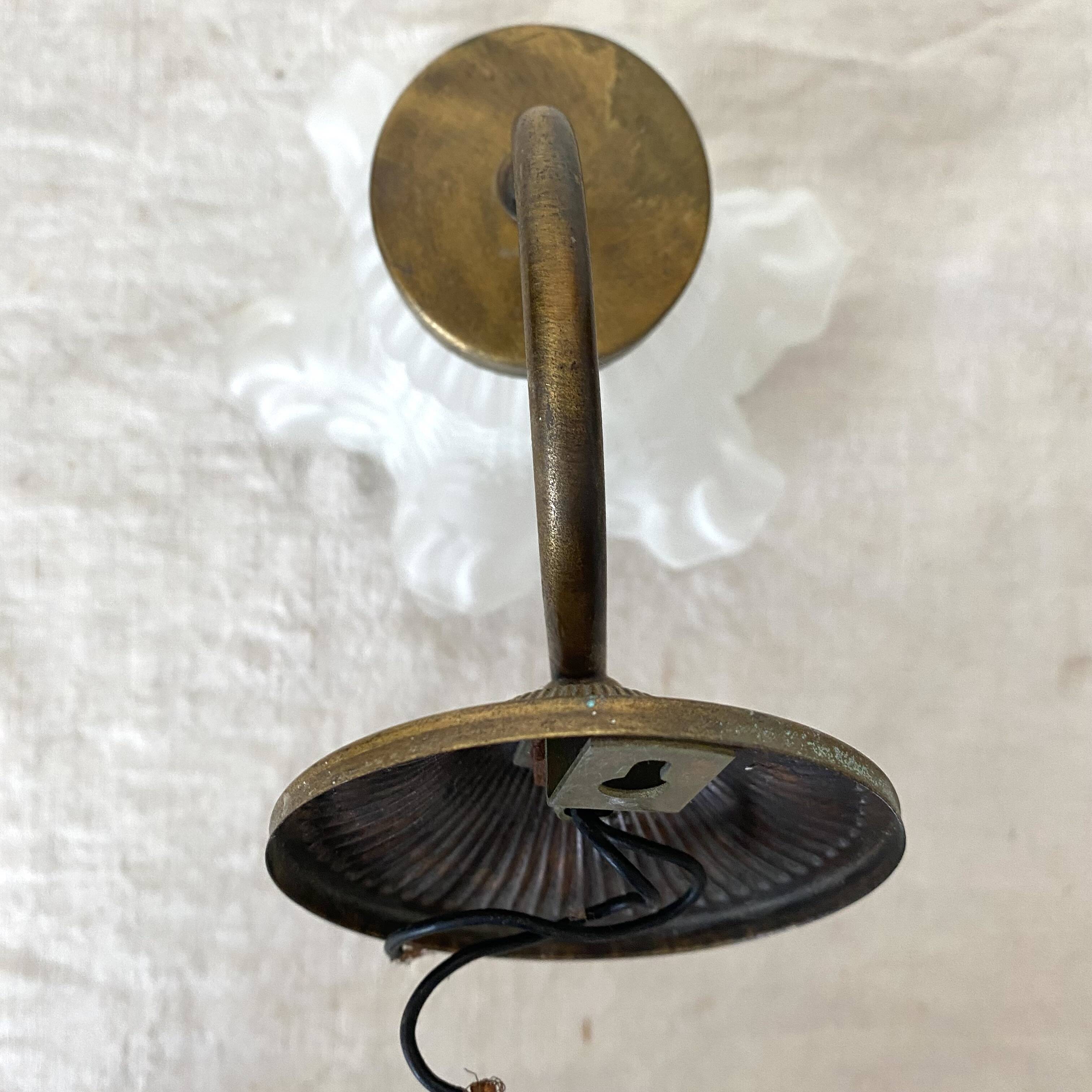 Wall lamp with frosted glass tulip