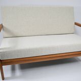 Canapé deux places beige de style scandinave