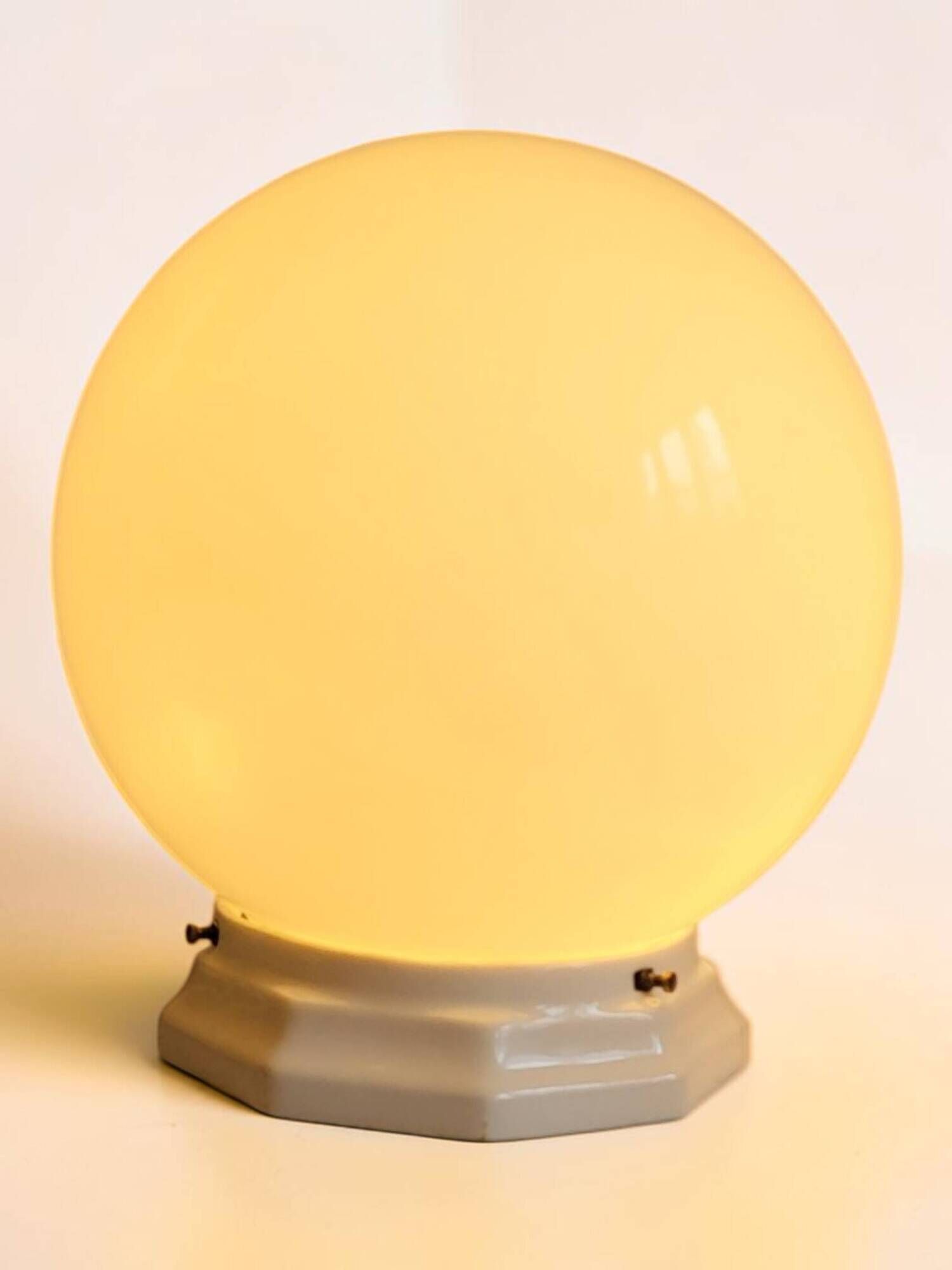 Plafonnier boule en opaline, Art Déco/industriel — années 1930-1950