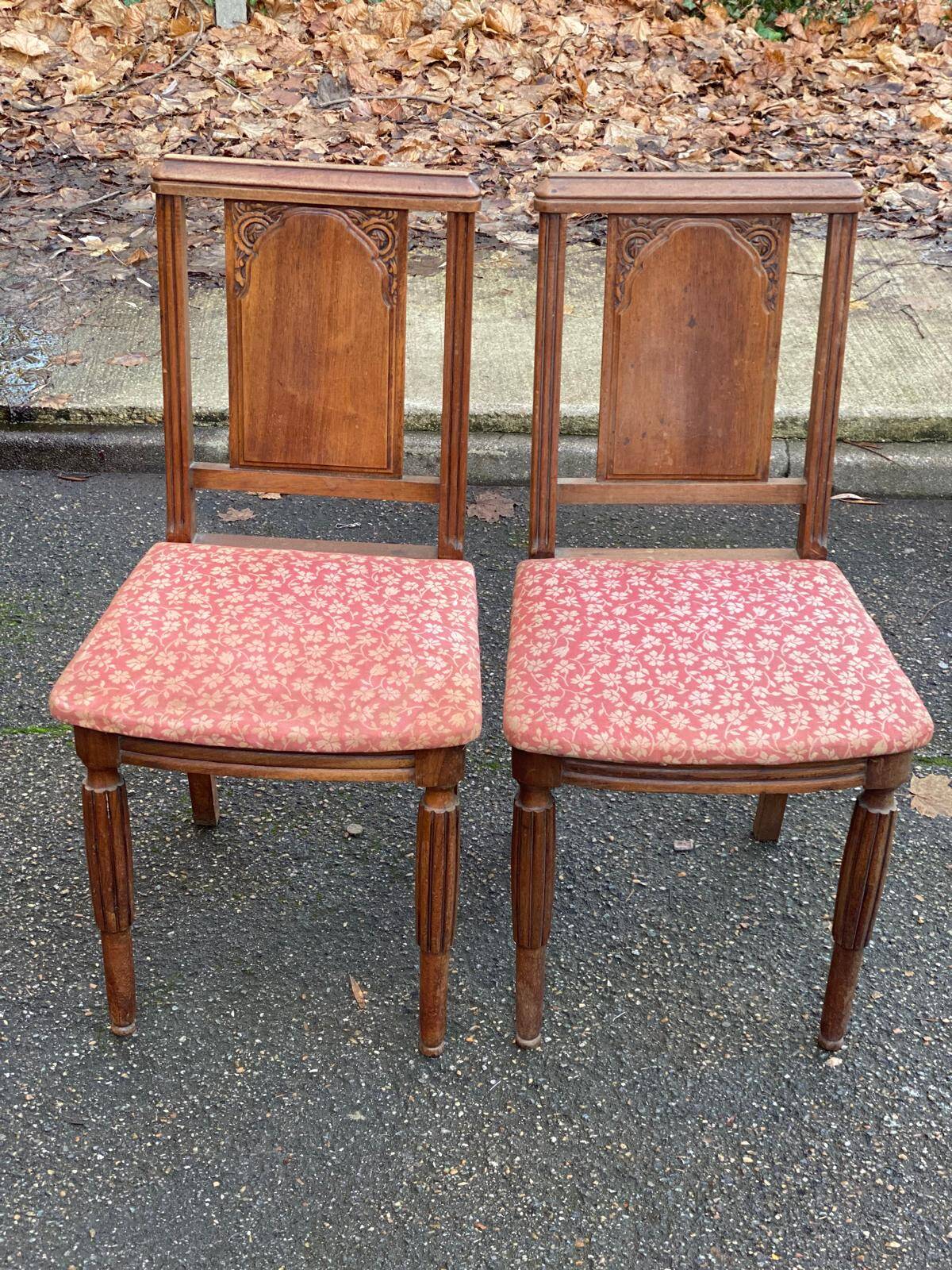 2 chaises sculptées en bois massif et tissu art déco 1950