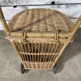 Panier en osier à roulettes
