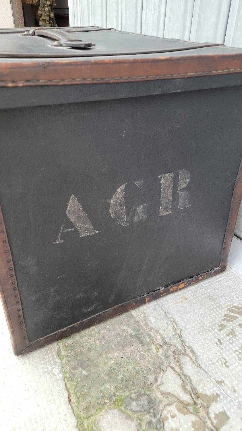 Leather travel trunk from the 1900s