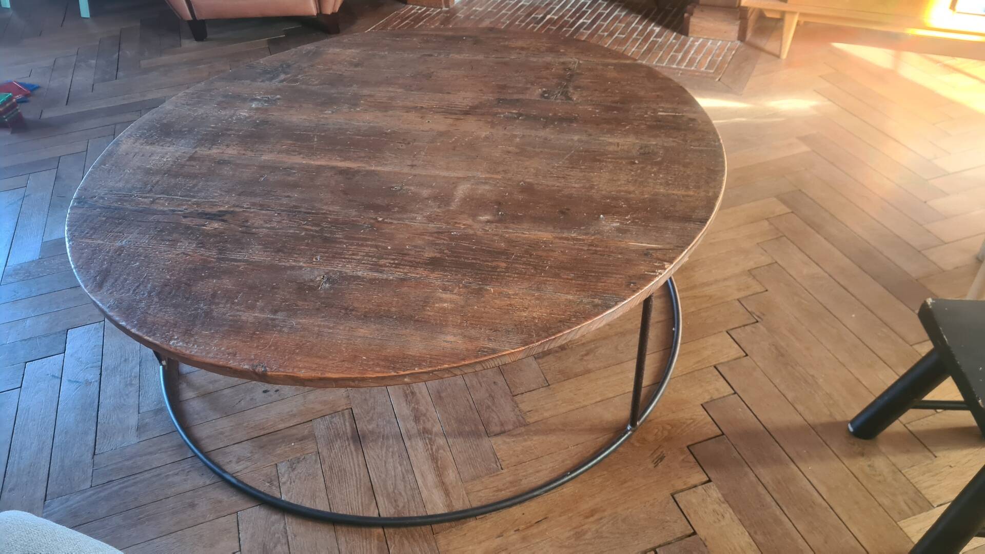 Large round coffee table in wood and wrought iron.