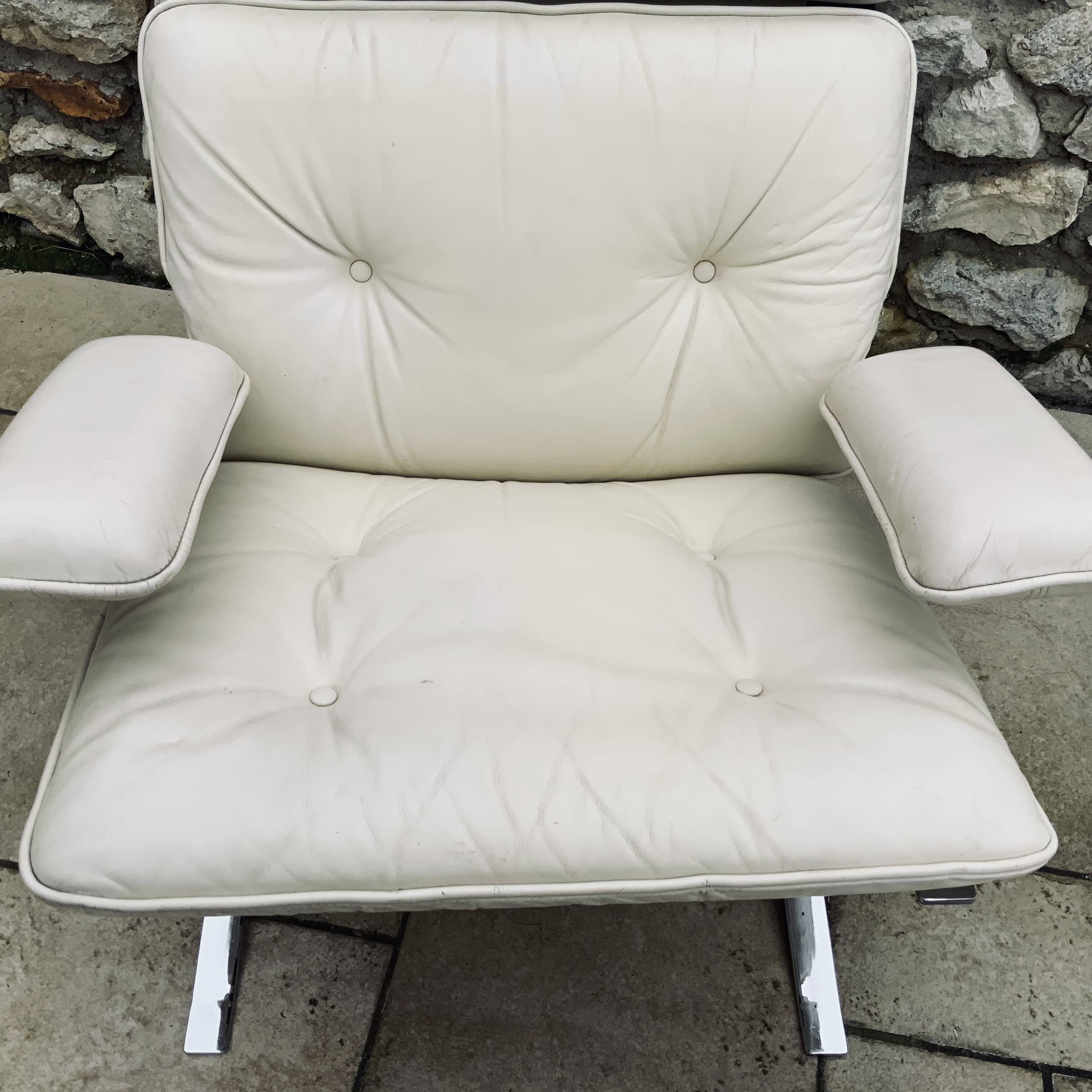 Pair of Armchairs and Ottoman, "Joker" Model, Large Leather Model