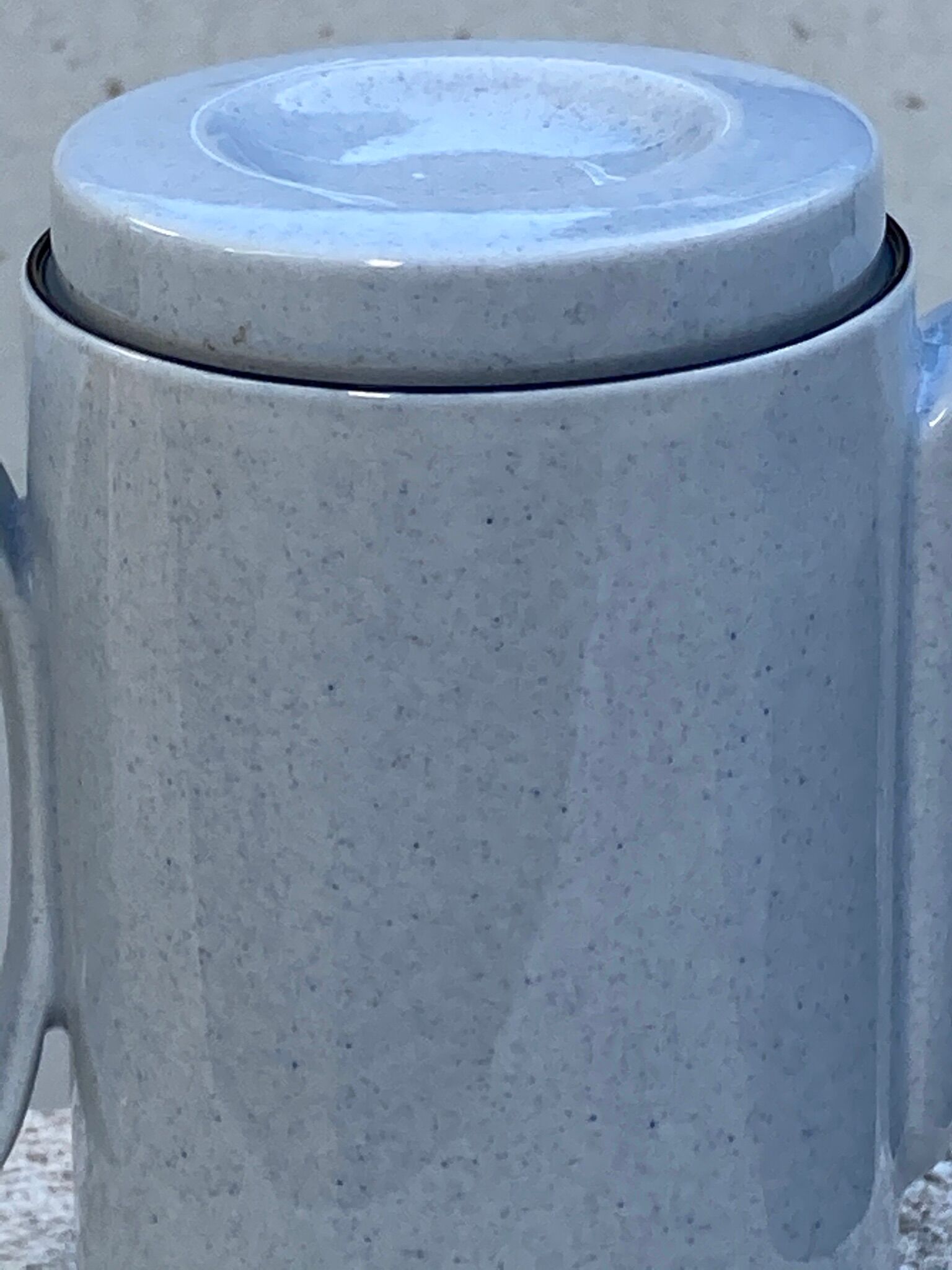 Théière ancienne en céramique moucheté