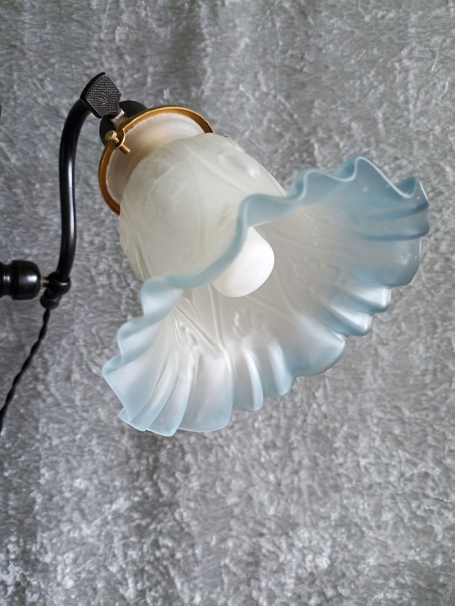 Adjustable lamp in painted metal with frosted glass tulip