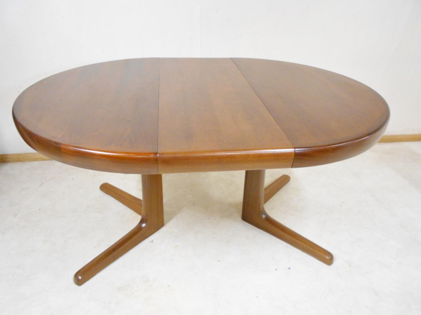 Expandable round teak table