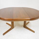 Expandable round teak table