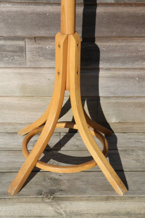 Simple baumann light parrot coat rack