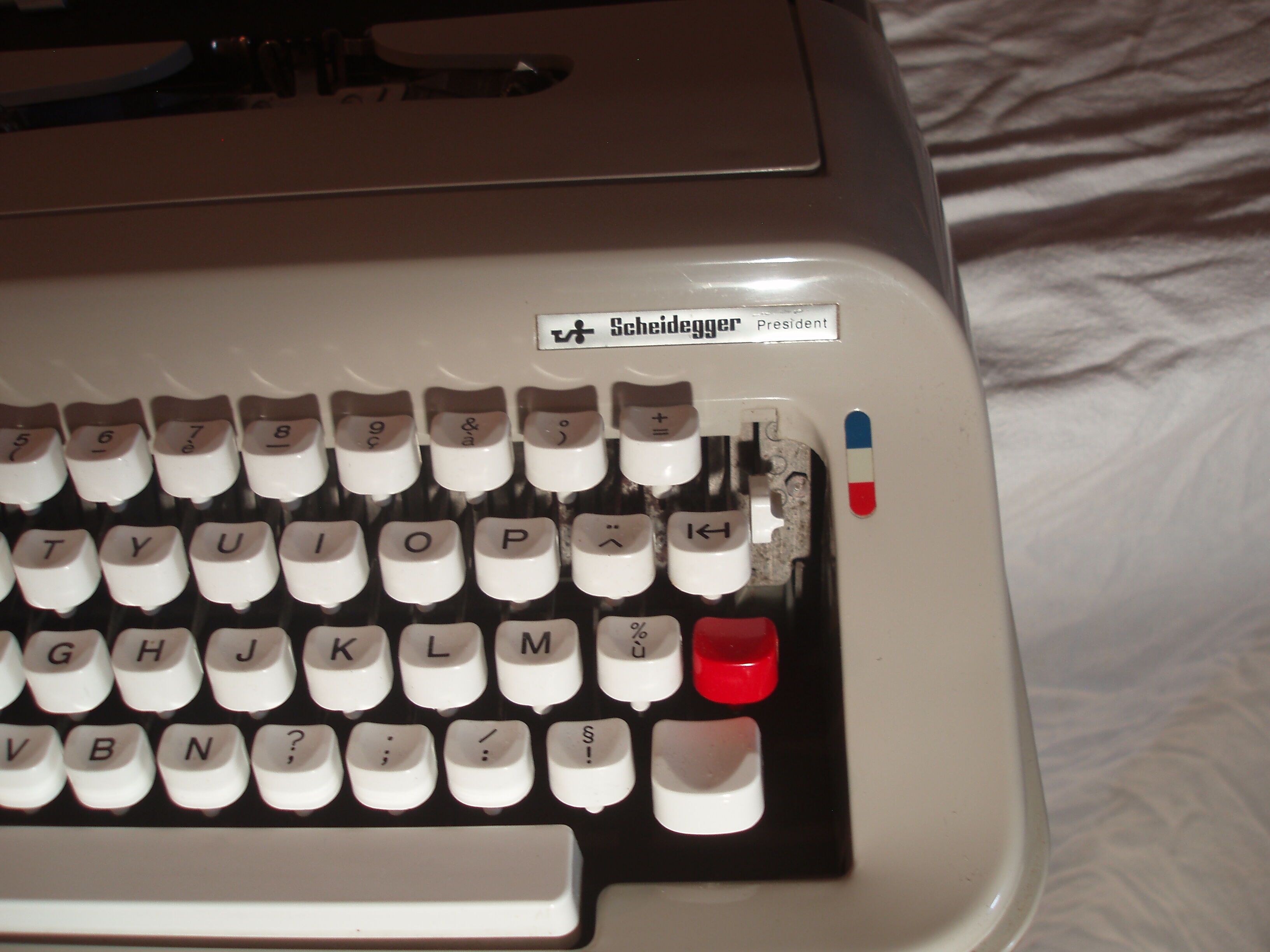 Machine a écrire révisée Scheidegger Président avec sa valise